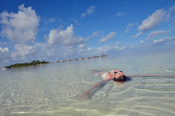 Mujer feliz disfrutar de la hora de verano — Foto de Stock