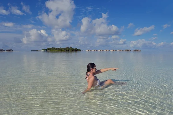 Gelukkige vrouw genieten van zomertijd — Stockfoto