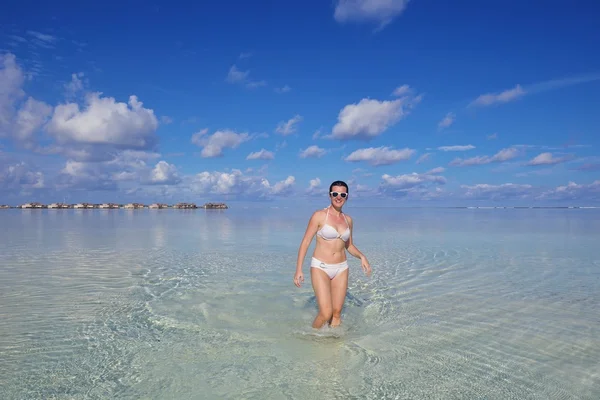 Mujer feliz disfrutar de la hora de verano — Foto de Stock