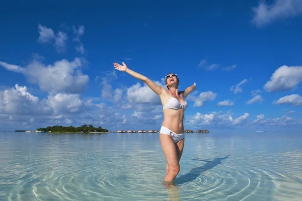 Gelukkige vrouw genieten van zomertijd — Stockfoto