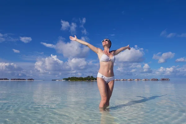 Gelukkige vrouw genieten van zomertijd — Stockfoto