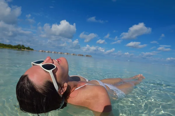 Mujer feliz disfrutar de la hora de verano — Foto de Stock