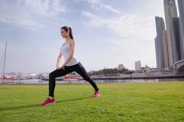 Joven hermosa mujer corriendo en la mañana — Foto de Stock