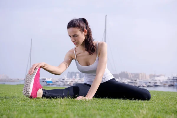 Jeune belle femme jogging le matin — Photo