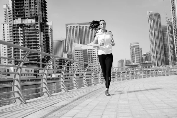 Mulher correndo de manhã — Fotografia de Stock