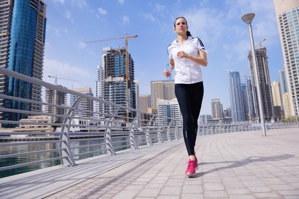 Vrouw joggen in de ochtend — Stockfoto