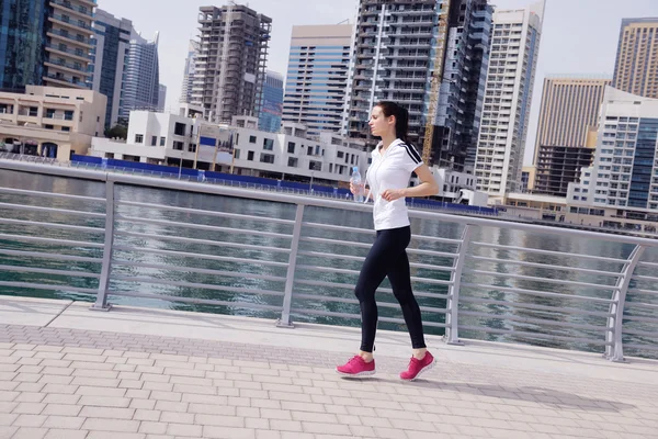 Mujer corriendo por la mañana —  Fotos de Stock