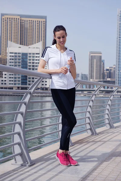 Joven hermosa mujer corriendo en la mañana — Foto de Stock