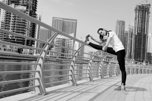 Jeune belle femme jogging le matin — Photo