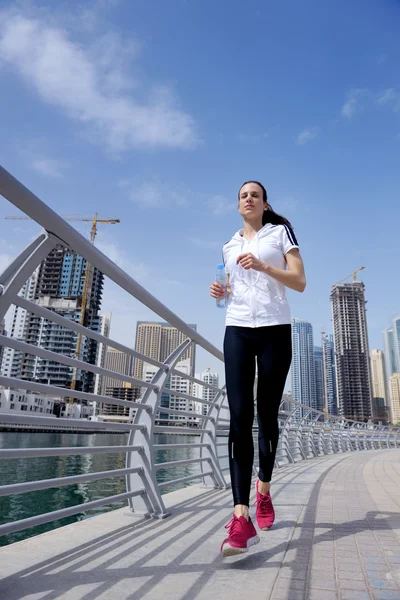 Mujer corriendo por la mañana — Foto de Stock