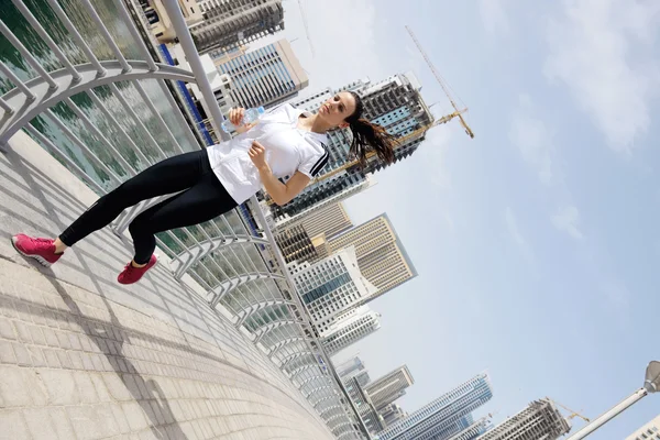 Mujer corriendo por la mañana —  Fotos de Stock