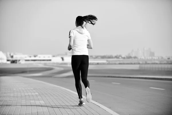 Donna che fa jogging al mattino — Foto Stock