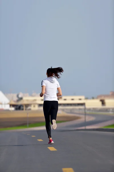 Frau joggt morgens — Stockfoto