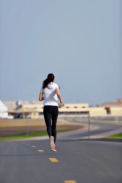 Frau joggt morgens — Stockfoto