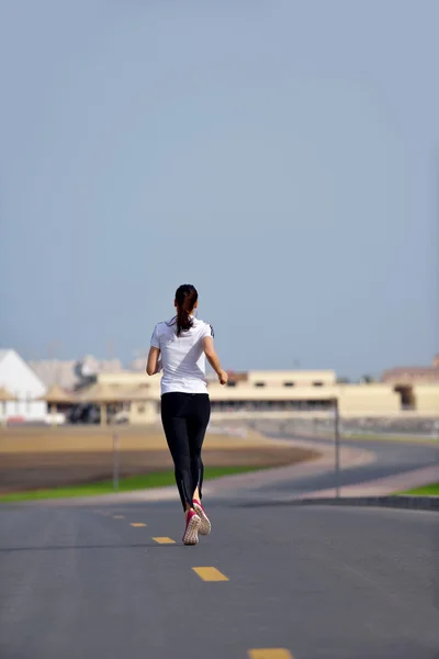 Frau joggt morgens — Stockfoto