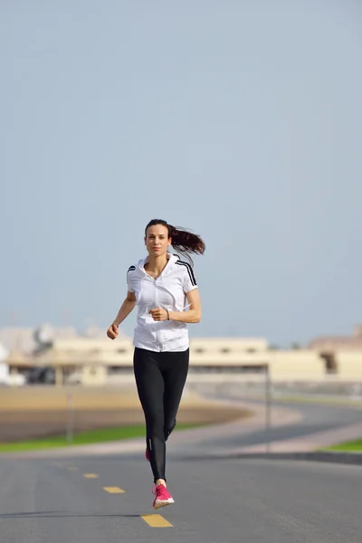 Vrouw joggen in de ochtend — Stockfoto