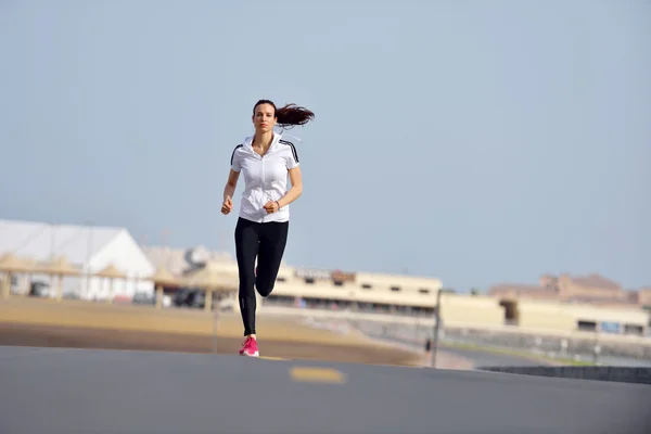 Donna che fa jogging al mattino — Foto Stock