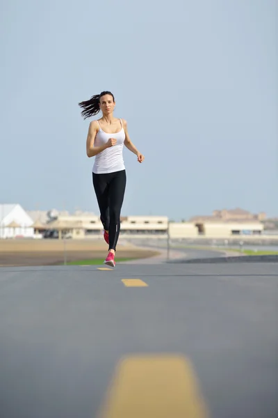 Vrouw joggen in de ochtend — Stockfoto