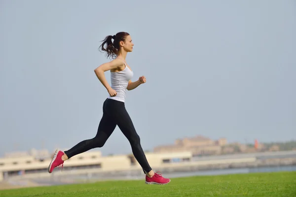 Vrouw joggen in de ochtend — Stockfoto