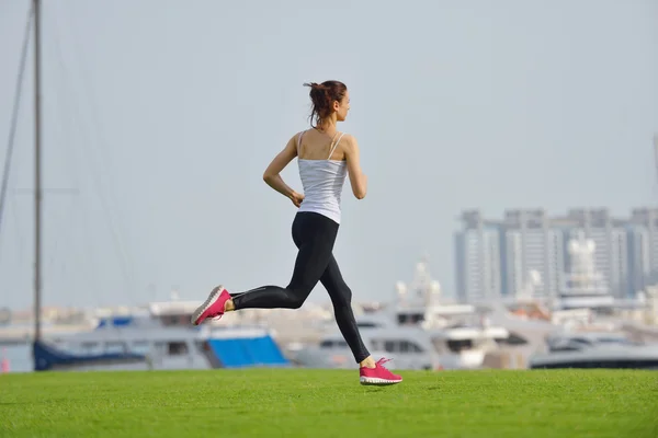 Donna che fa jogging al mattino — Foto Stock