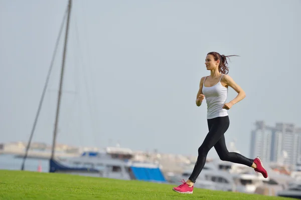 Mujer corriendo por la mañana — Foto de Stock