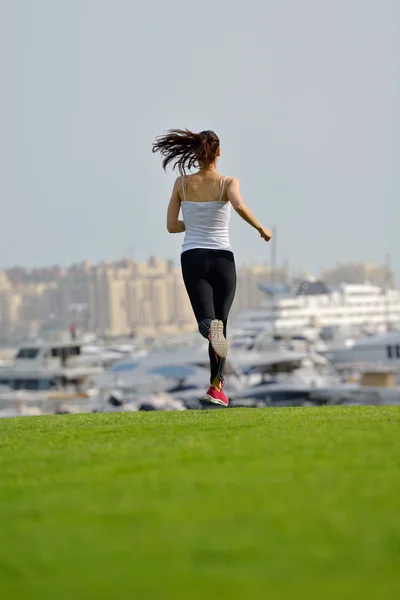 Vrouw joggen in de ochtend — Stockfoto