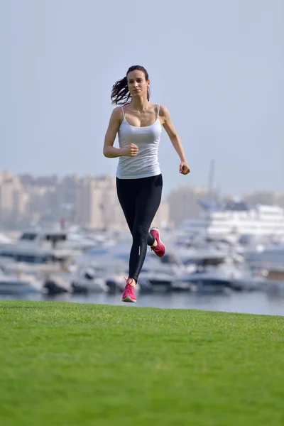 Femme jogging au matin — Photo