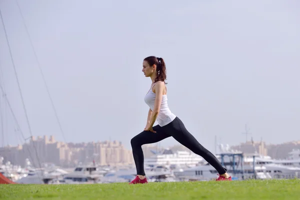 Jonge mooie vrouw op ochtend joggen — Stockfoto