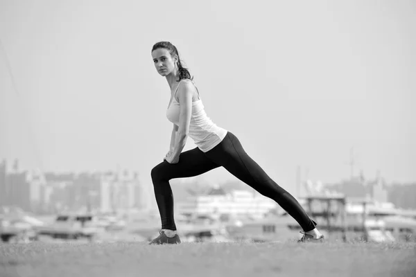 Junge schöne Frau joggt am Morgen — Stockfoto