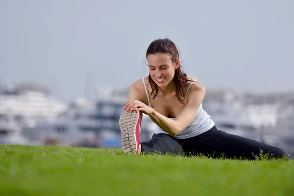 Unga vackra kvinnan jogging på morgonen — Stockfoto