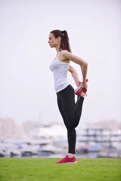 Unga vackra kvinnan jogging på morgonen — Stockfoto