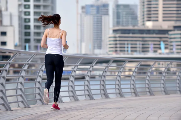 Frau joggt morgens — Stockfoto