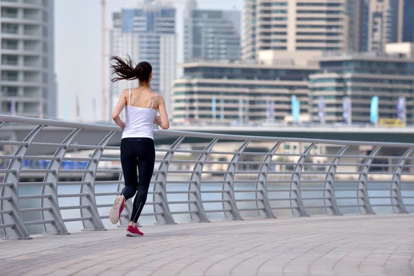 Mujer corriendo por la mañana — Foto de Stock