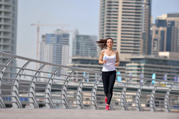 Vrouw joggen in de ochtend — Stockfoto