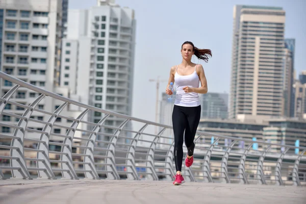 Donna che fa jogging al mattino — Foto Stock