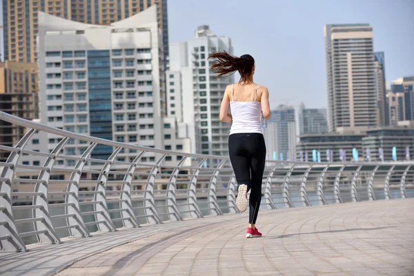 Donna che fa jogging al mattino — Foto Stock