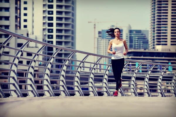 Mujer corriendo por la mañana — Foto de Stock