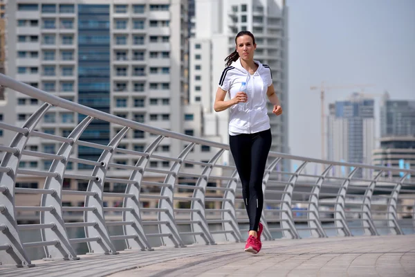 Wanita joging di pagi hari — Stok Foto