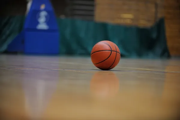 Ballon de basket et filet sur fond noir — Photo