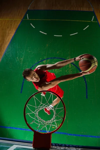 Basketballspieler in Aktion — Stockfoto