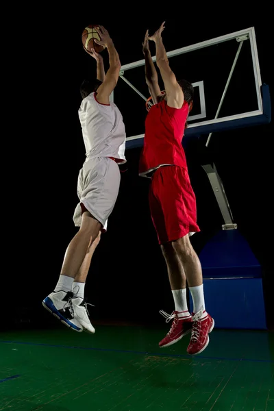 Баскетболист в действии — стоковое фото