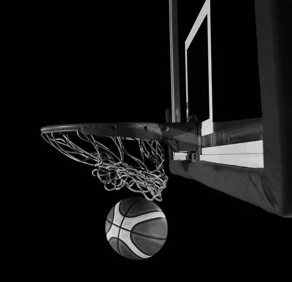 Bola de basquete e rede no fundo preto — Fotografia de Stock