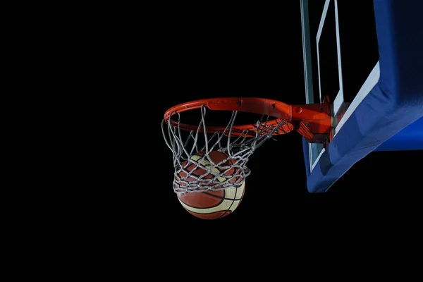 Bola de basquete e rede no fundo preto — Fotografia de Stock