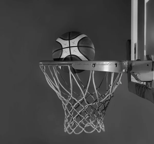 Bola de basquete e rede no fundo preto — Fotografia de Stock