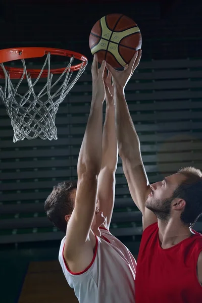 Basketballspieler in Aktion — Stockfoto