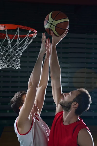 Basketballspieler in Aktion — Stockfoto