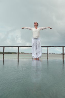 genç kadın dinlenmek bulutlu yaz gününde