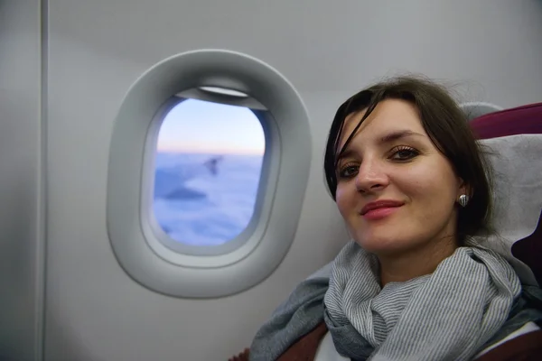 Femme en avion voyage — Photo