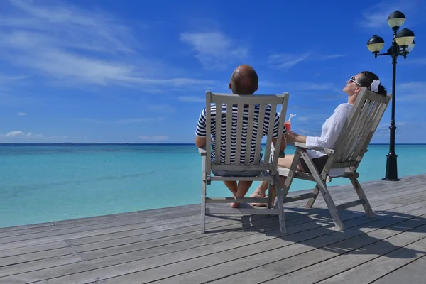 Heureux jeune couple se détendre et prendre une boisson fraîche — Photo