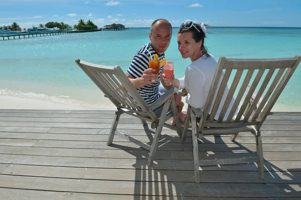 Feliz joven pareja relajarse y tomar bebida fresca — Foto de Stock